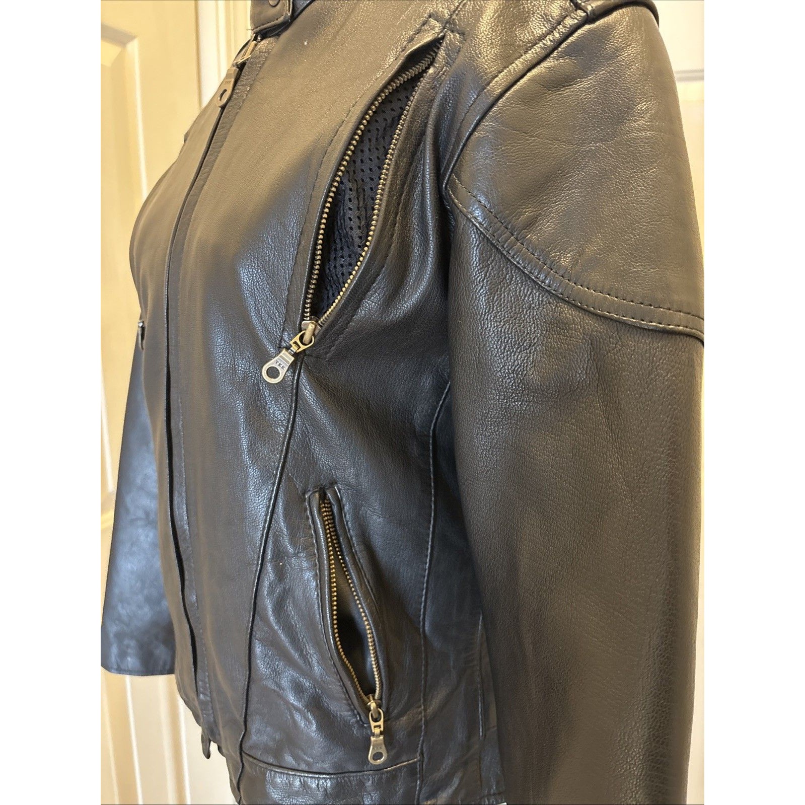 Ladies Black Leather Moto Mod Brand Leather Biker Jacket Size M — image 3 of 8